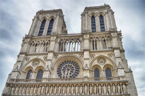 Zdjęcie sarkofagów odnalezionych pod Notre-Dame
