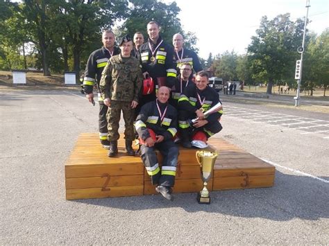 Zespołowe ćwiczenia bojowe strażaków OSP podczas zawodów