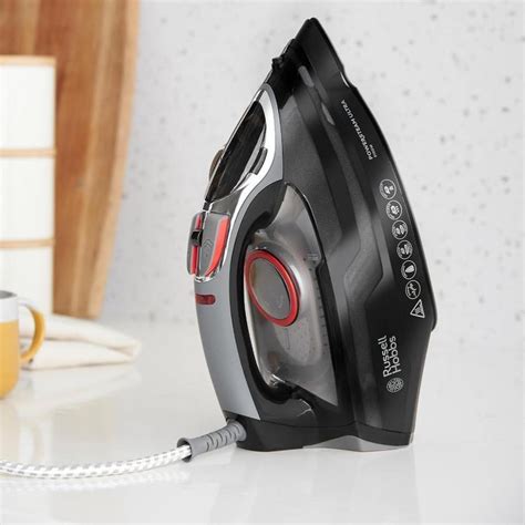 Zdjęcie przedstawiające żelazko Russell Hobbs Power Steam Ultra 20630 w kolorze czarnym z widoczną ceramiczną stopą