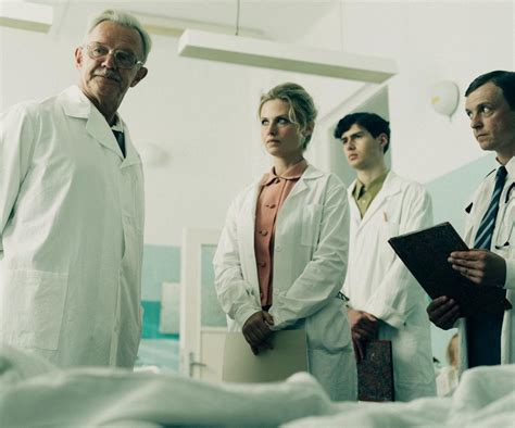 zdjęcie z czasów epidemii we Wrocławiu - klamki z bandażami