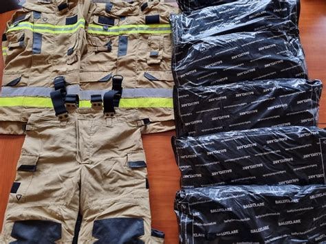 Zdjęcie porównujące różne kolory i wzory ubrań specjalnych strażaków z certyfikatami dopuszczenia