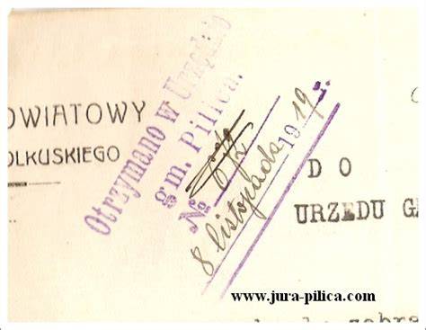 Dokumenty i pieczęcie urzędowe na stole