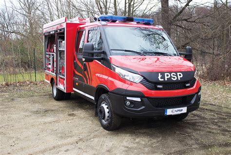 Lekki samochód pożarniczy z napędem 4x4 w akcji