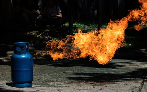 Pożar butli LPG - płomienie nie obejmują płaszcza