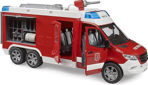 Zdjęcie przedstawiające wóz strażacki LENA z widoczną funkcją armatki wodnej i miejscem dla dziecka