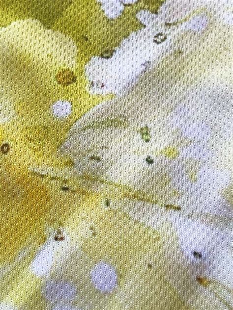 Zbliżenie na strukturę materiału i nadruk graficzny pościeli
