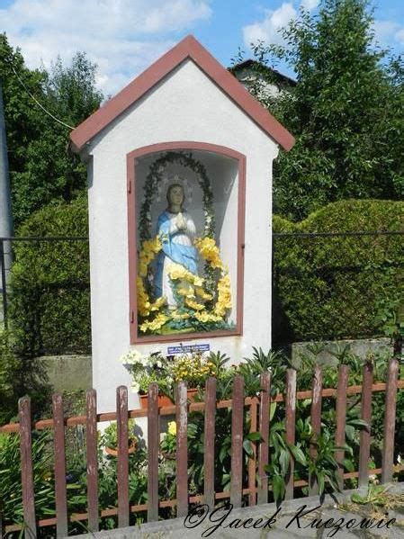 zdjęcie kapliczki św. Floriana lub nowego sztandaru OSP Piastów