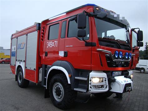 Nowe wozy strażackie przekazywane jednostkom OSP