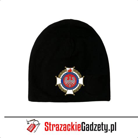 Zbliżenie na czapkę strażacką z wyhaftowanym logiem OSP