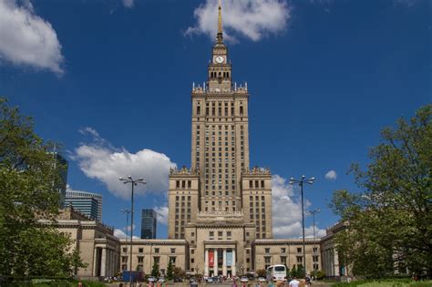 Zdjęcie przedstawiające Pałac Kultury i Nauki oraz plac Defilad w Warszawie