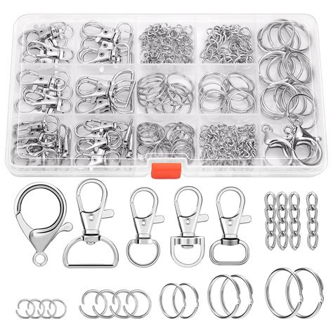 Zestaw różnych breloków i zawieszek strażackich