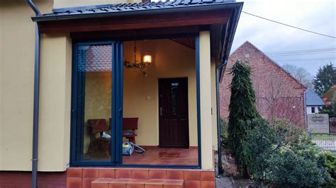 zdjęcie spalonego wejścia do domu jednorodzinnego w Człuchowie