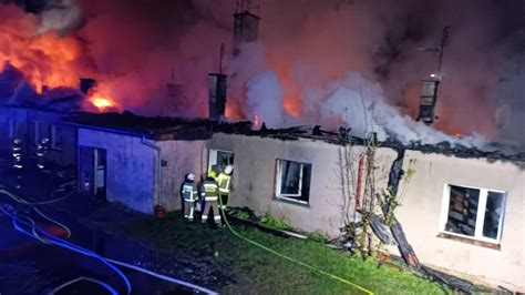 zdjęcie płonącego budynku socjalnego w Człuchowie