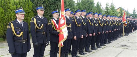 zdjęcie pocztu sztandarowego OSP w mundurach galowych