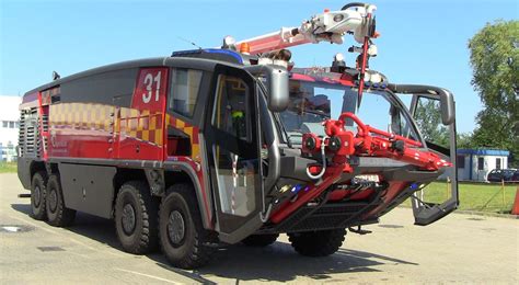 nowoczesne wozy strażackie stojące przed remizą OSP