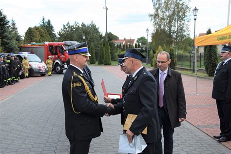 zdjęcie z uroczystości przekazania sprzętu, z udziałem przedstawicieli władz i strażaków