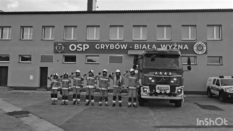 Zdjęcie taboru samochodowego jednostki OSP Grybów-Biała przed remizą