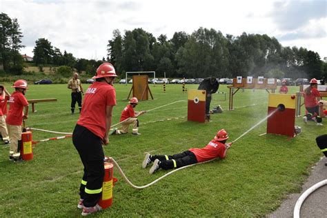 Strażacy biorący udział w zawodach sportowo-pożarniczych