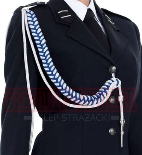 Zdjęcie zbliżenie na detale damskiego munduru strażackiego (pagony, guziki)