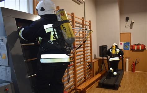 Zdjęcie przedstawiające strażaków w sprzęcie ochronnym podczas ćwiczeń w komorze dymowej