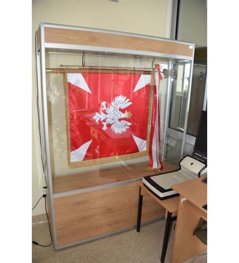 Przykładowa gablota na sztandar z zamontowanym oświetleniem LED