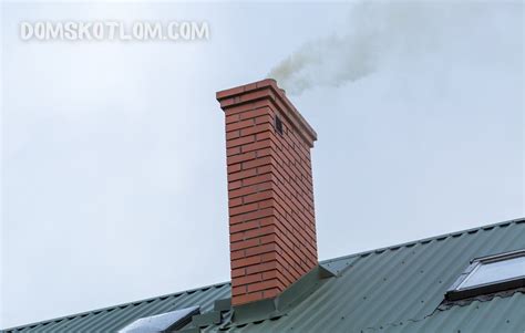 Przekrój komina z grubą warstwą sadzy i smoły na ściankach