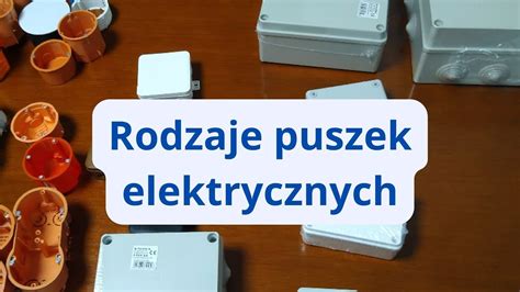 Zdjęcie przedstawiające zaplombowaną puszkę kwestarską i identyfikator zbierającego fundusze
