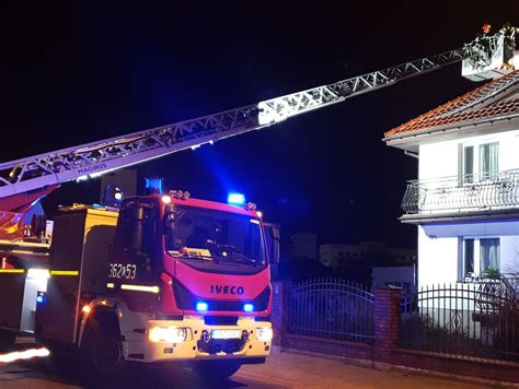 pożar samochodu w nocy, straż pożarna gasi ogień