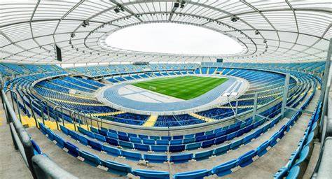 Stadion Śląski wypełniony publicznością podczas koncertu sylwestrowego, z gigantycznym ekranem w tle