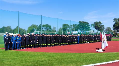 Zdjęcie grupowe strażaków na stadionie w Miejskiej Górce podczas zawodów sportowo-pożarniczych
