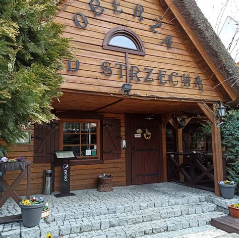 Zdjęcie Gościńca Pod Strzechą po odbudowie, z widocznym nowym dachem i odnowionym wnętrzem.