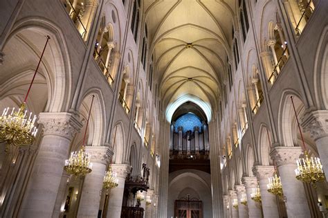 Wnętrze katedry Notre Dame po pożarze