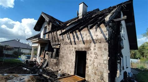 zdjęcie przedstawiające proces odbudowy domu po pożarze