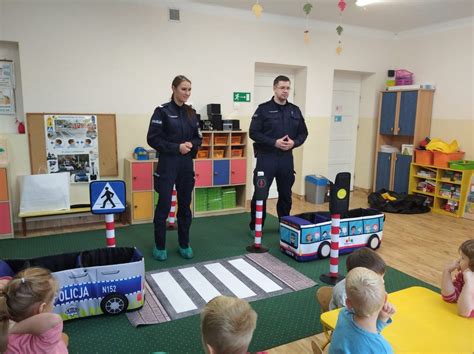 Zdjęcie dzieci na obozie strażackim podczas prelekcji policji na temat bezpieczeństwa