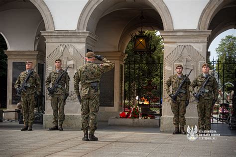 zdjęcie strażaka OSP w galowym mundurze stojącego na warcie przy Grobie Pańskim