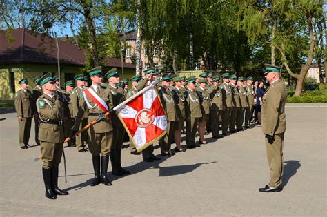 poczet sztandarowy straży pożarnej podczas uroczystości kościelnej