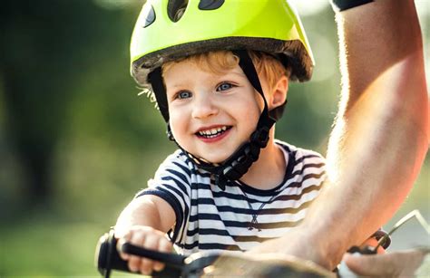 dziecko z uśmiechem w kasku rowerowym Uvex Kid 2
