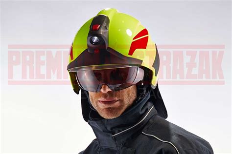 strażak w hełmie Rosenbauer Heros Titan z maską