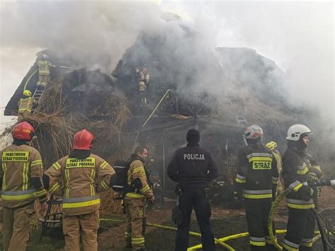 Zdjęcie przedstawiające płonący dach budynku Komendy Powiatowej Policji w Nysie