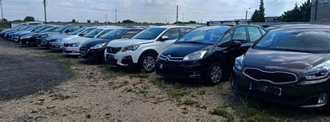 zdjęcie spalonych samochodów na parkingu w Ciechanowie