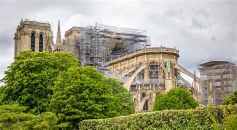 prace rekonstrukcyjne na dachu katedry Notre Dame