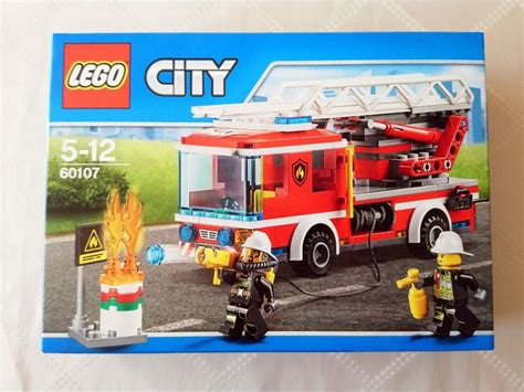 Infografika przedstawiająca wymiary i kluczowe elementy zestawu LEGO City 60107.