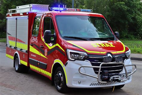 zdjęcie nowoczesnego wozu ratowniczo-gaśniczego z widocznym sprzętem hydraulicznym