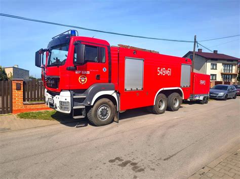 historyczny wóz strażacki OSP Ujazd jako pomnik przed remizą