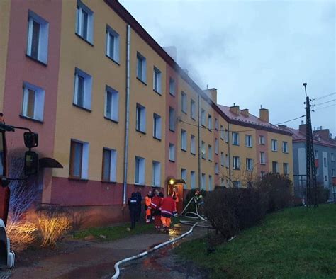 Zniszczenia elewacji bloku po pożarze przy ul. Waculika
