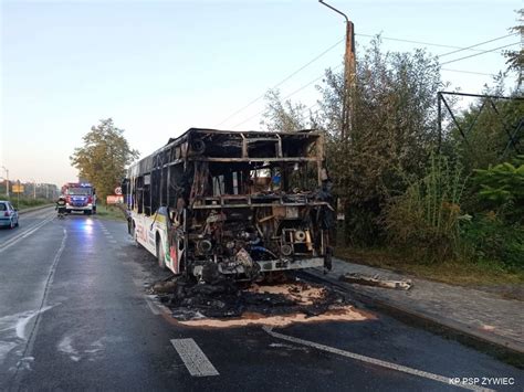 zdjęcie wraku autobusu po pożarze na ulicy Puławskiej