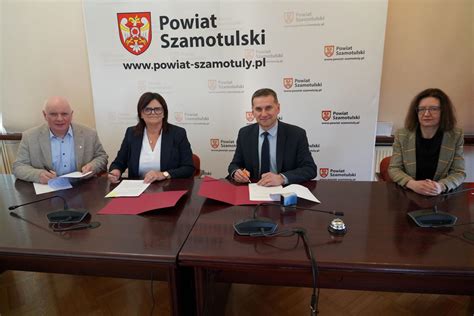 Zdjęcie dokumentujące podpisanie umowy na modernizację obiektu OSP z udziałem przedstawicieli władz miejskich oraz wykonawcy robót.
