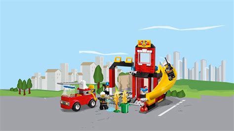 Schemat przedstawiający poszczególne etapy budowy remizy strażackiej i wozu strażackiego z zestawu LEGO 10671.