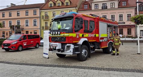 Nowy wóz bojowy OSP Bobrowniki zaparkowany przed remizą strażacką.