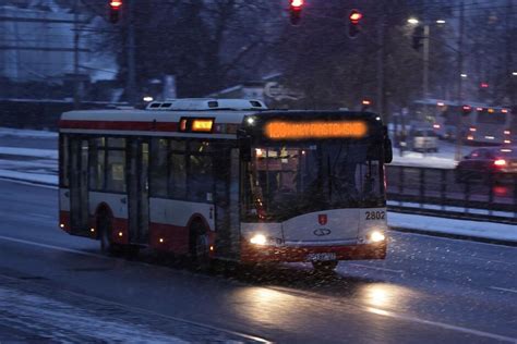 Zdjęcie autobusu miejskiego na trasie